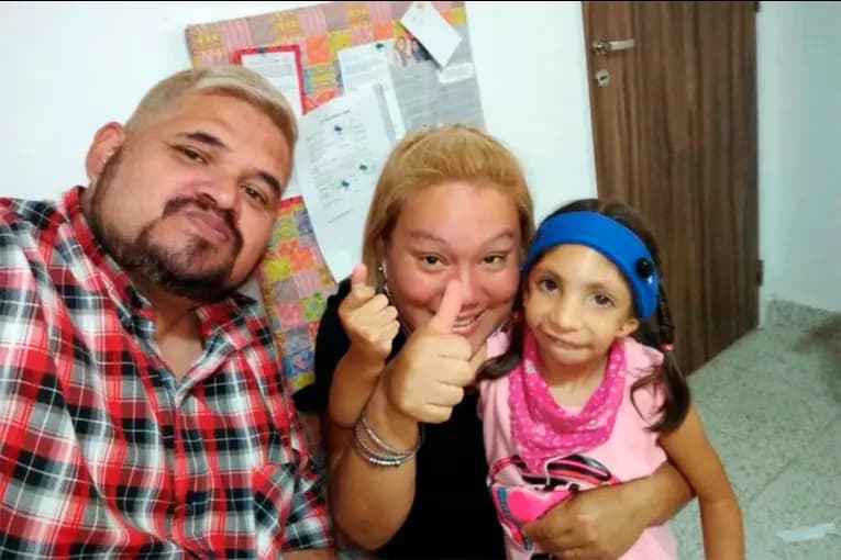 “Cuando la vimos, nos derritió el corazón”, aseguraron padres que adoptaron a una niña con discapacidad - imagen de origen