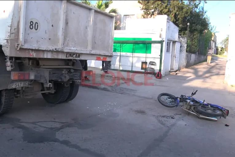 Accidente en Avenida Ramírez: motociclista chocó contra un camión municipal y resultó herido - imagen de origen