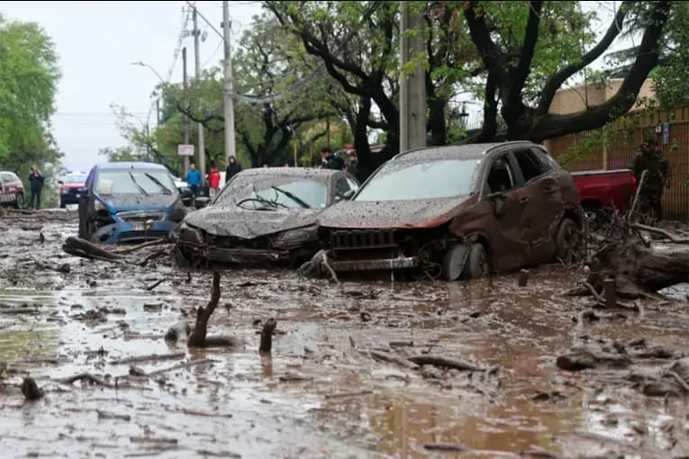 Impactantes imágenes de un aluvión en Chile: el agua arrastró vehículos y volcó un colectivo en Santiago - imagen de origen