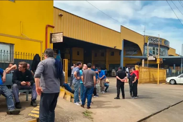“Éramos 1.200 trabajadores y hoy apenas llegamos a 390”: crisis en Crucero del Norte - imagen de origen