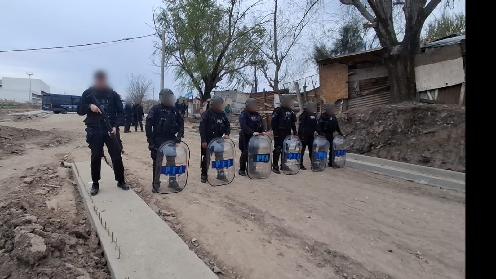 La Policía Federal desbarató una red de microtráfico ligada a «Los Monos» que operaba detrás de una escuela en Rosario - Cadena Entrerriana 96.5MHz LRS 798 - imagen de origen