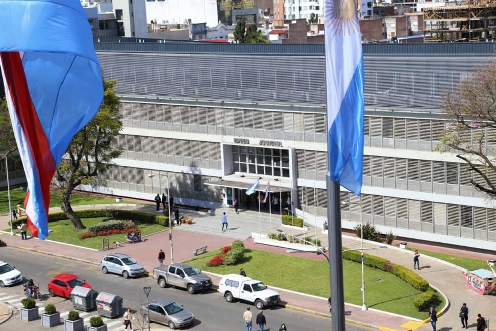 El STJ de Entre Ríos aclaró que no se habilitaron fumigaciones a 15 metros de escuelas rurales - Dos Florines - imagen de origen