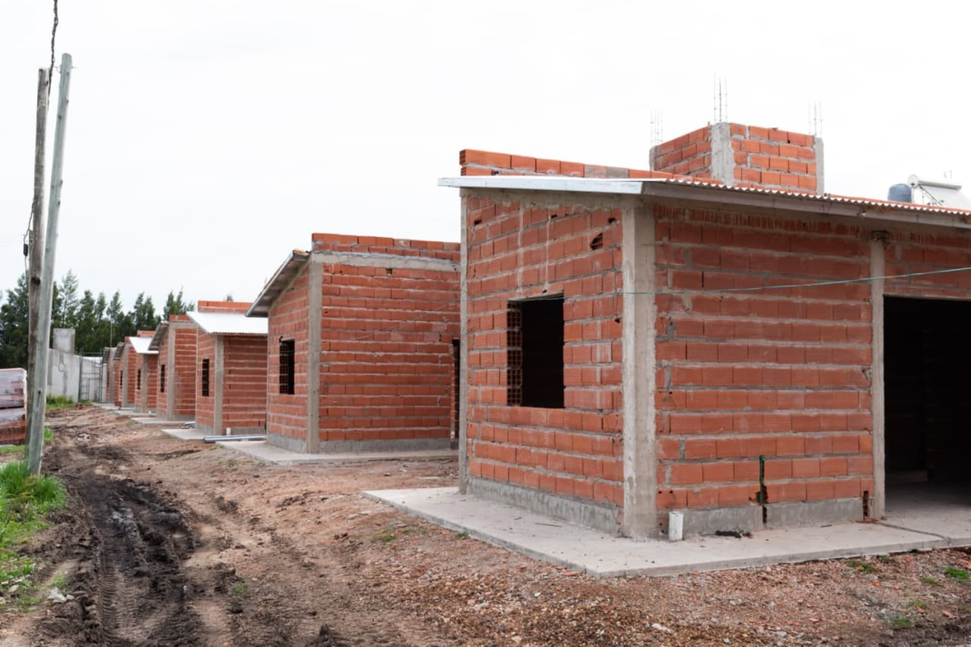 Autoridades recorrieron la obra de 22 viviendas que la provincia construye en Villa Elisa - imagen del Gobierno de Entre Rios