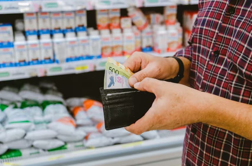 El 76% de quienes se endeudaron lo hizo para pagar alimentos, salud, tarifas y servicios, según consultora privada - Dos Florines - imagen de origen