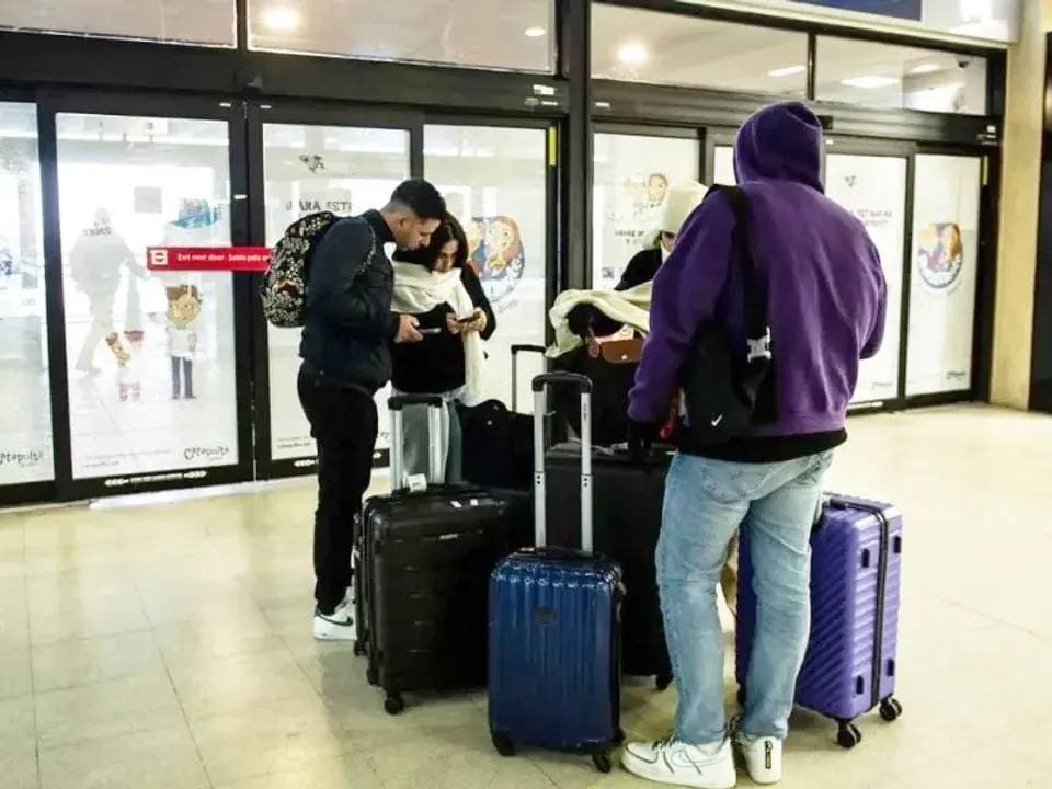 Se mantiene el déficit turístico pese a que en agosto volvió a reducirse la cantidad de argentinos que salieron al exterior - imagen de origen