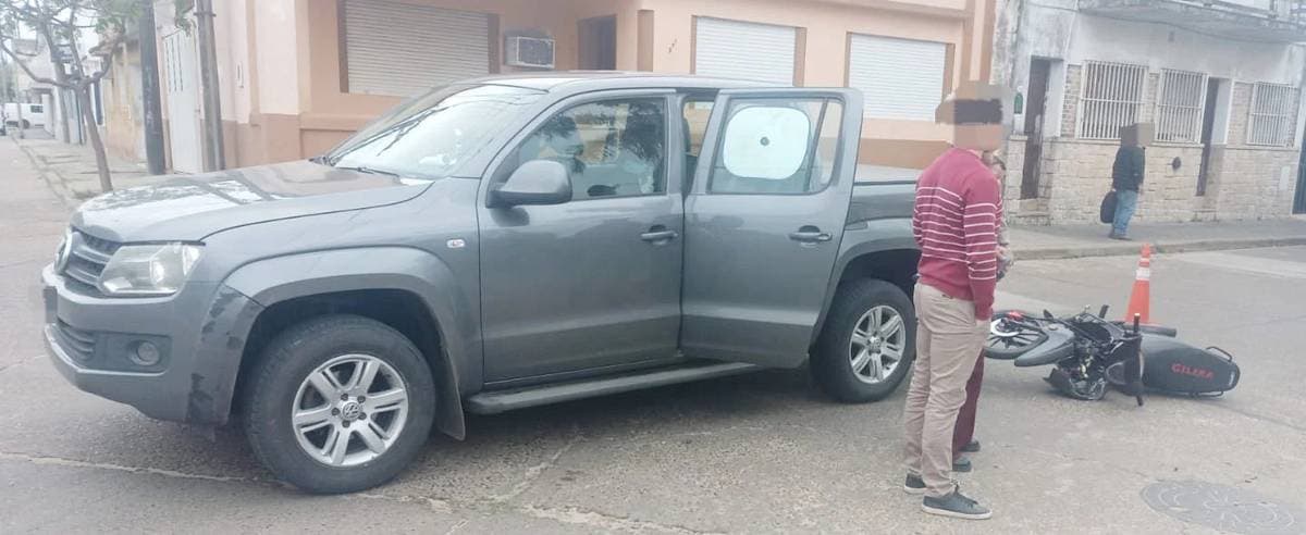 Una motocicleta chocó contra una camioneta en Vélez Sarsfield y Laprida - imagen de origen