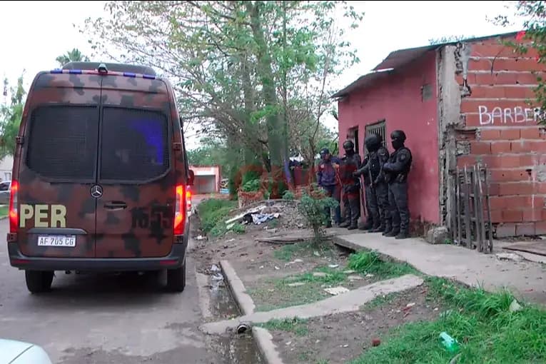Tercer operativo en tres días en vivienda investigada por venta de drogas en Paraná: ordenaron clausurarla - imagen de origen
