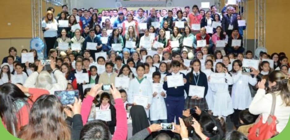 Vigesimo segunda entrega de la distinción “Hugo Solís” al alumno solidario - Cadena Entrerriana 96.5MHz LRS 798 - imagen de origen
