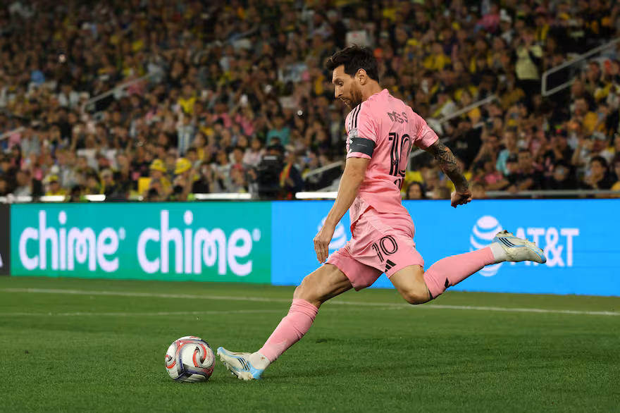 Lionel Messi se sube al avión para el viaje más especial de su carrera: la despedida en la selección argentina - Cadena Entrerriana 96.5MHz LRS 798 - imagen de origen