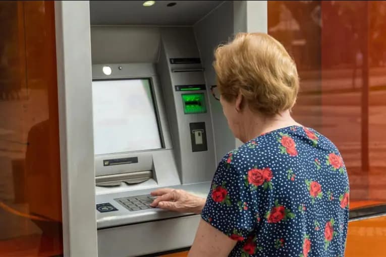 ANSES confirmó el bono para octubre: qué jubilados recibirán los $70.000 - imagen de origen