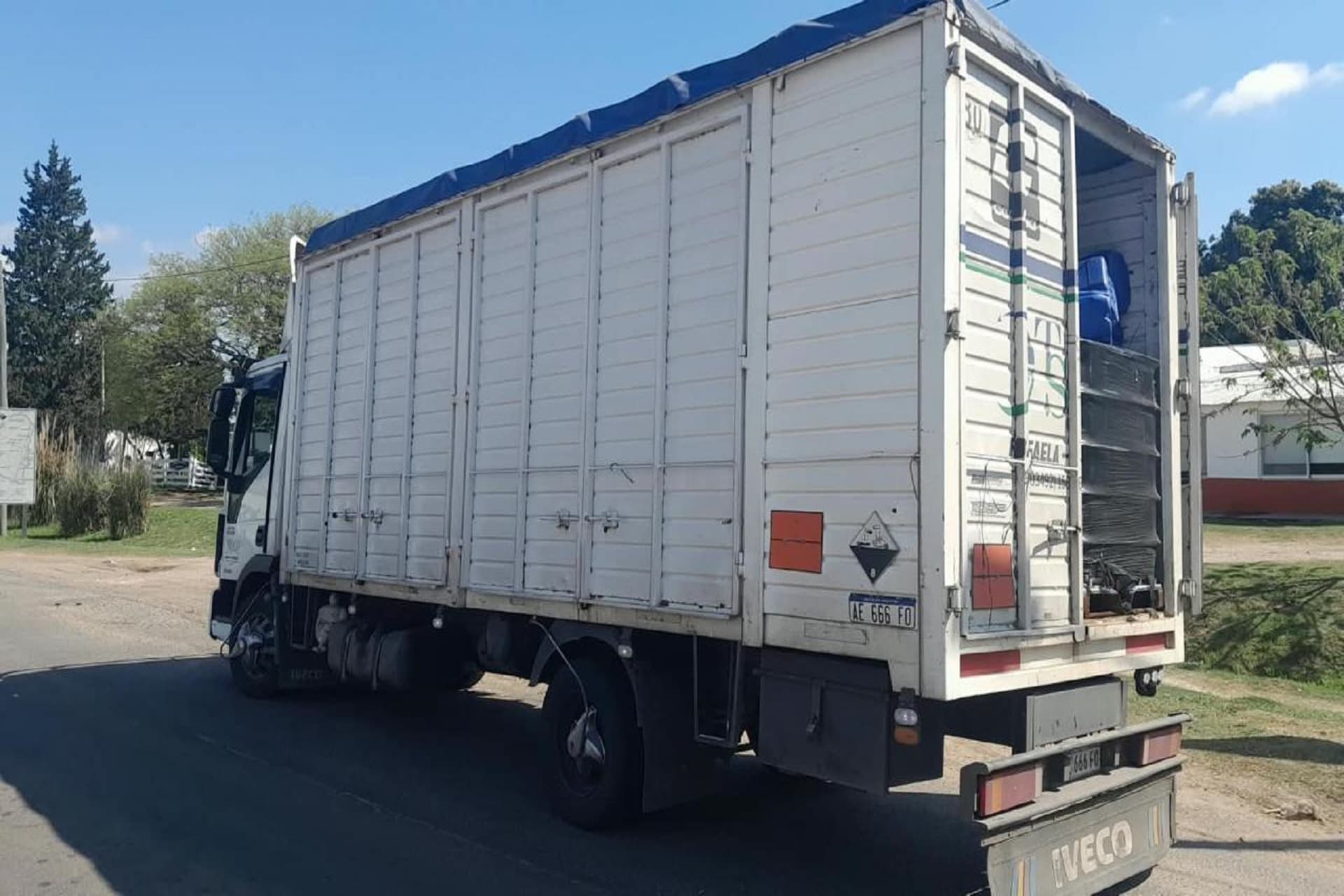 La Policía interceptó un camión con 152 bidones en infracción a la ley de Fitosanitarios - imagen del Gobierno de Entre Rios