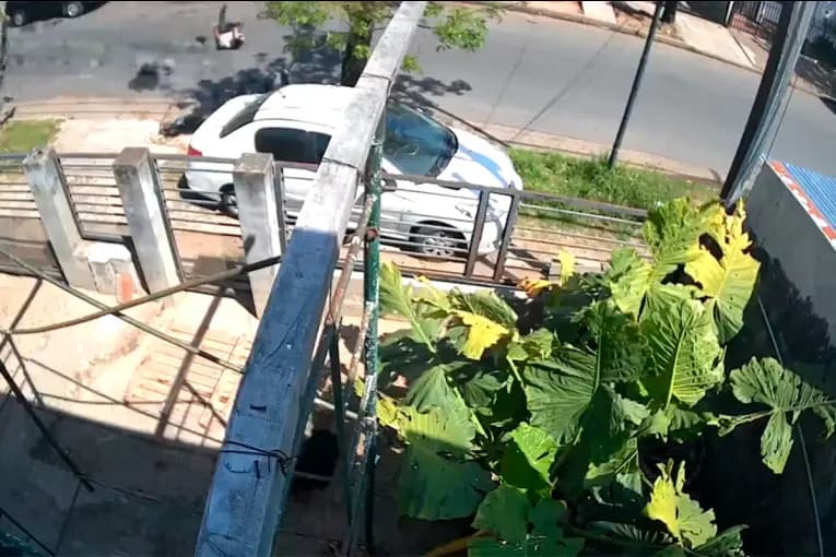 Impactante video en Paraná: adolescente iba a la escuela en bicicleta y fue embestido por una moto - imagen de origen