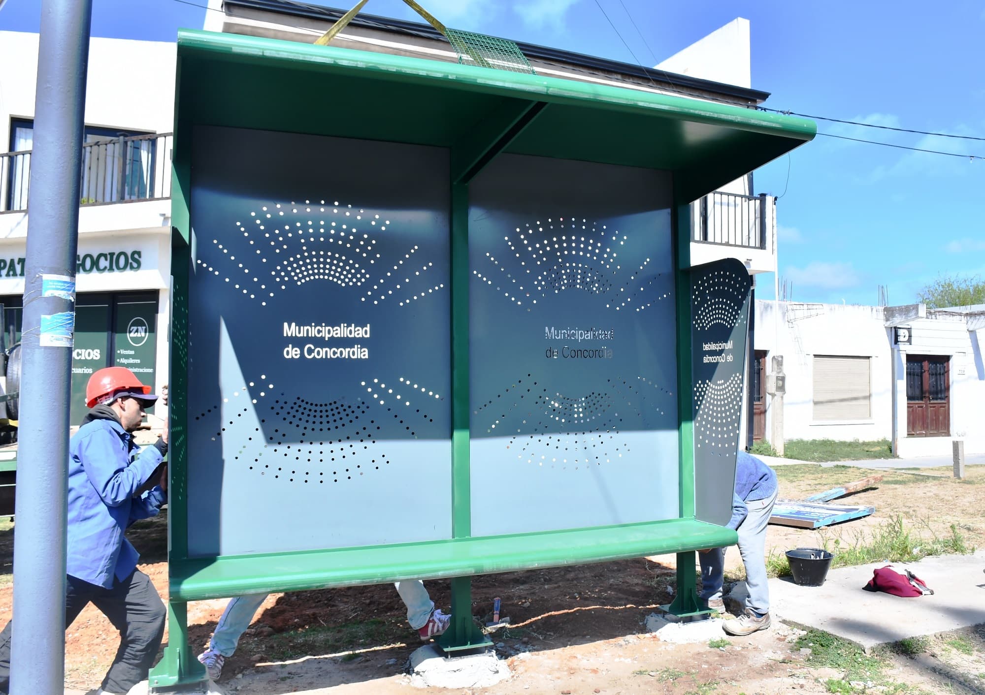 La Municipalidad lleva adelante la instalación de nuevas garitas para el transporte urbano - Cadena Entrerriana 96.5MHz LRS 798 - imagen de origen