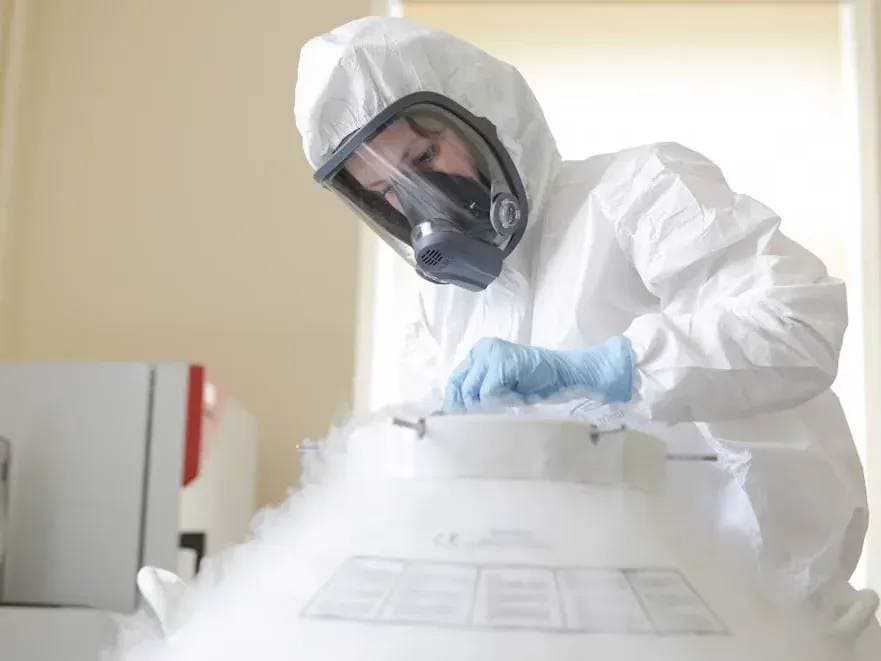 Rusia niega que haya riesgo de epidemia de peste neumónica tras la muerte de una trabajadora del instituto de Siberia - imagen de origen