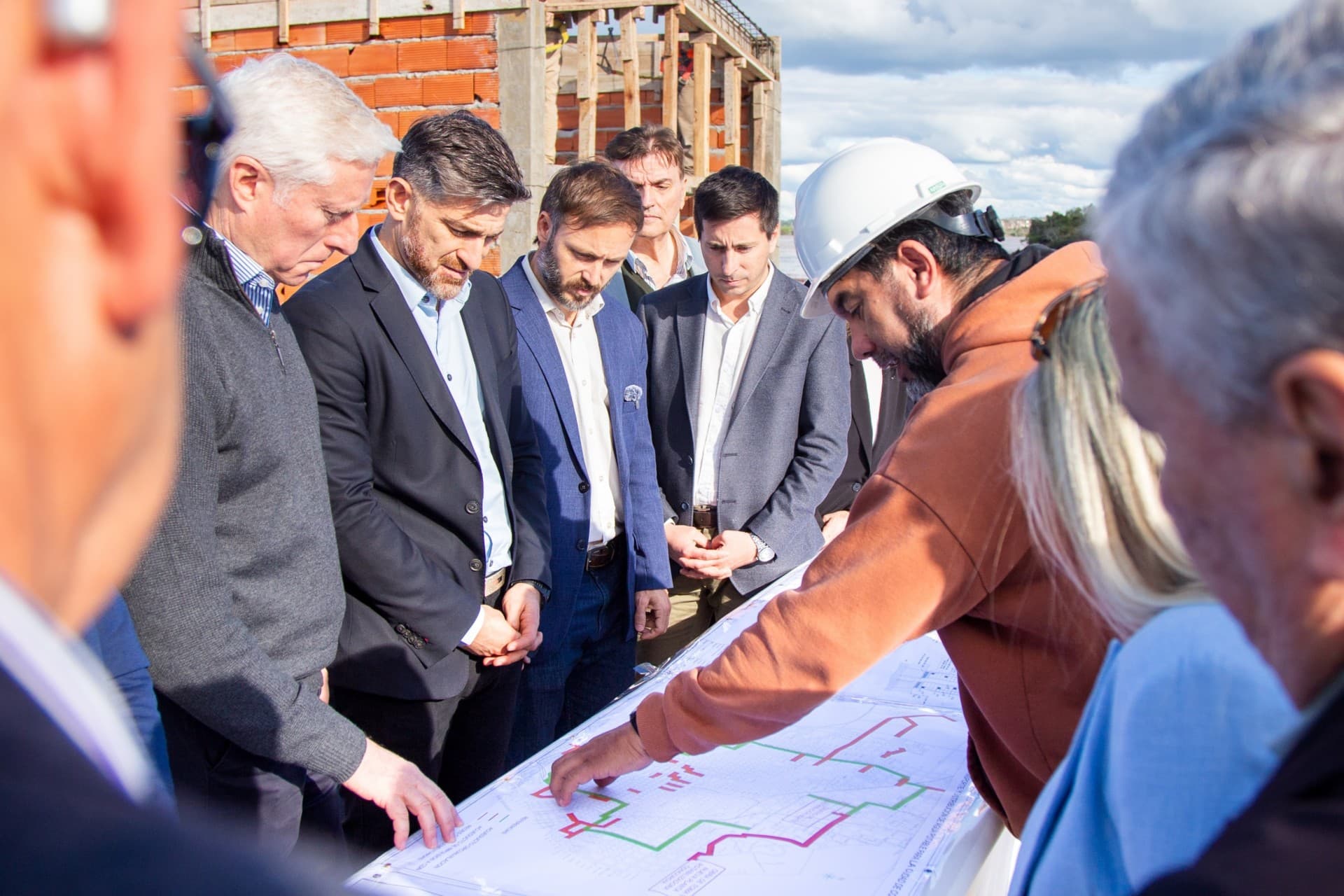 Colello, junto a autoridades nacionales, recorrió la obra del sistema de agua potable de Concordia - imagen del Gobierno de Entre Rios