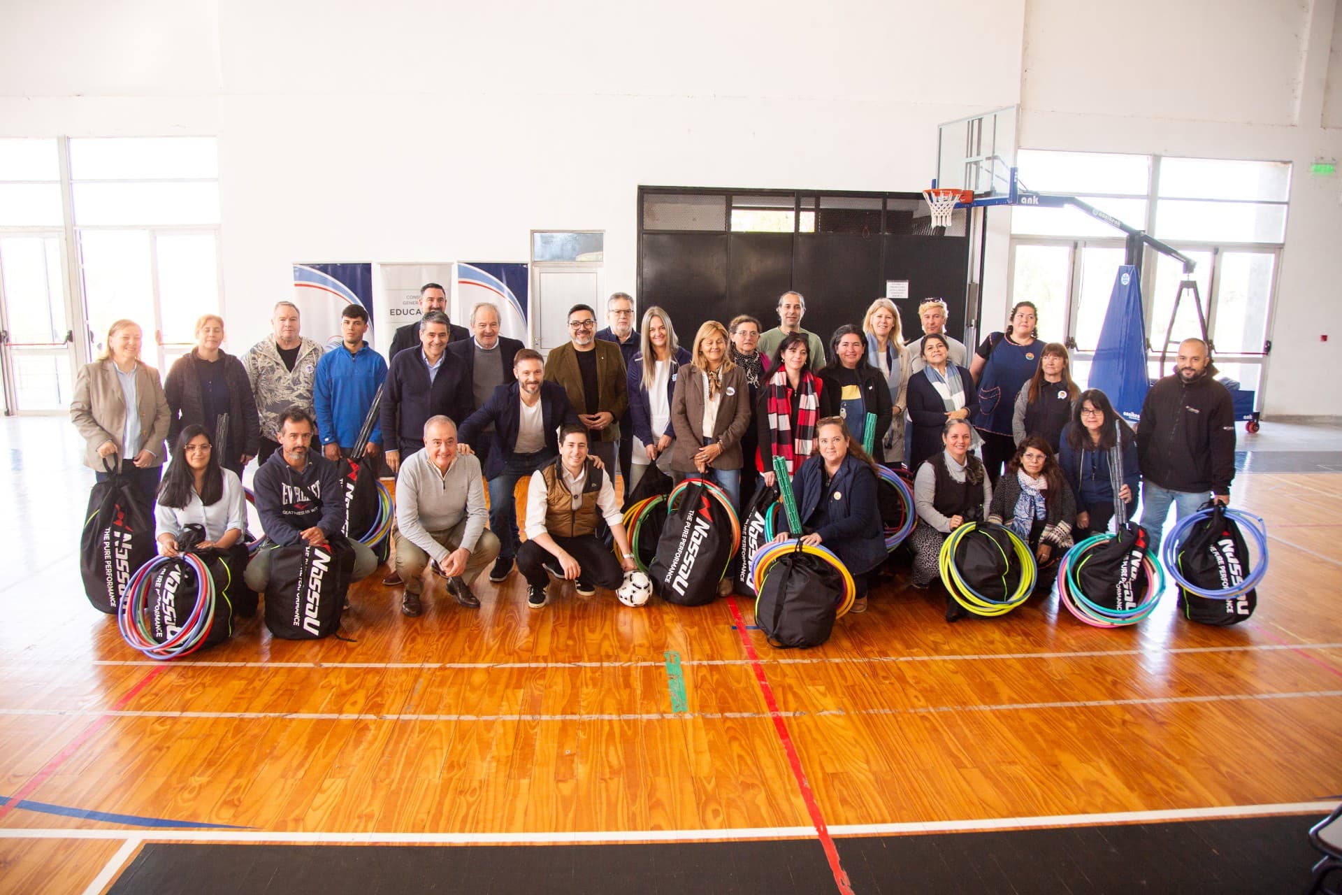 El Gobierno de Entre Ríos entregó kits deportivos a 24 escuelas de Concordia - Cadena Entrerriana 96.5MHz LRS 798 - imagen de origen