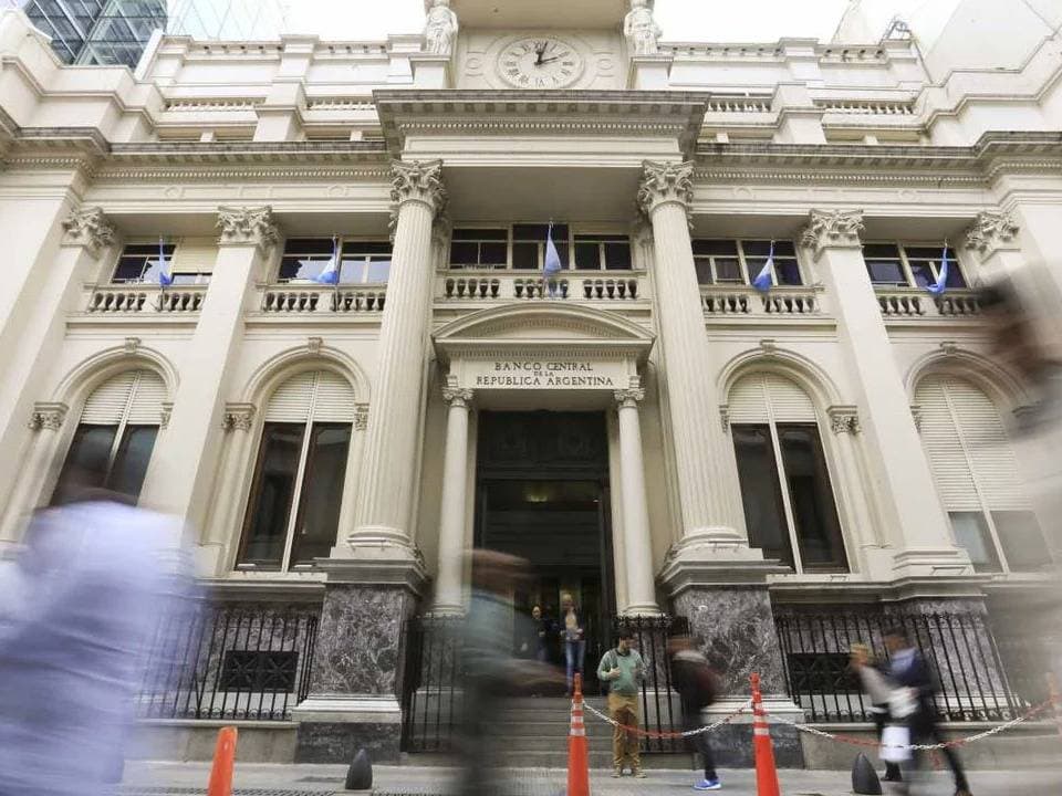 El Banco Central cortó la racha compradora y las reservas cayeron por el pago al FMI - imagen de origen