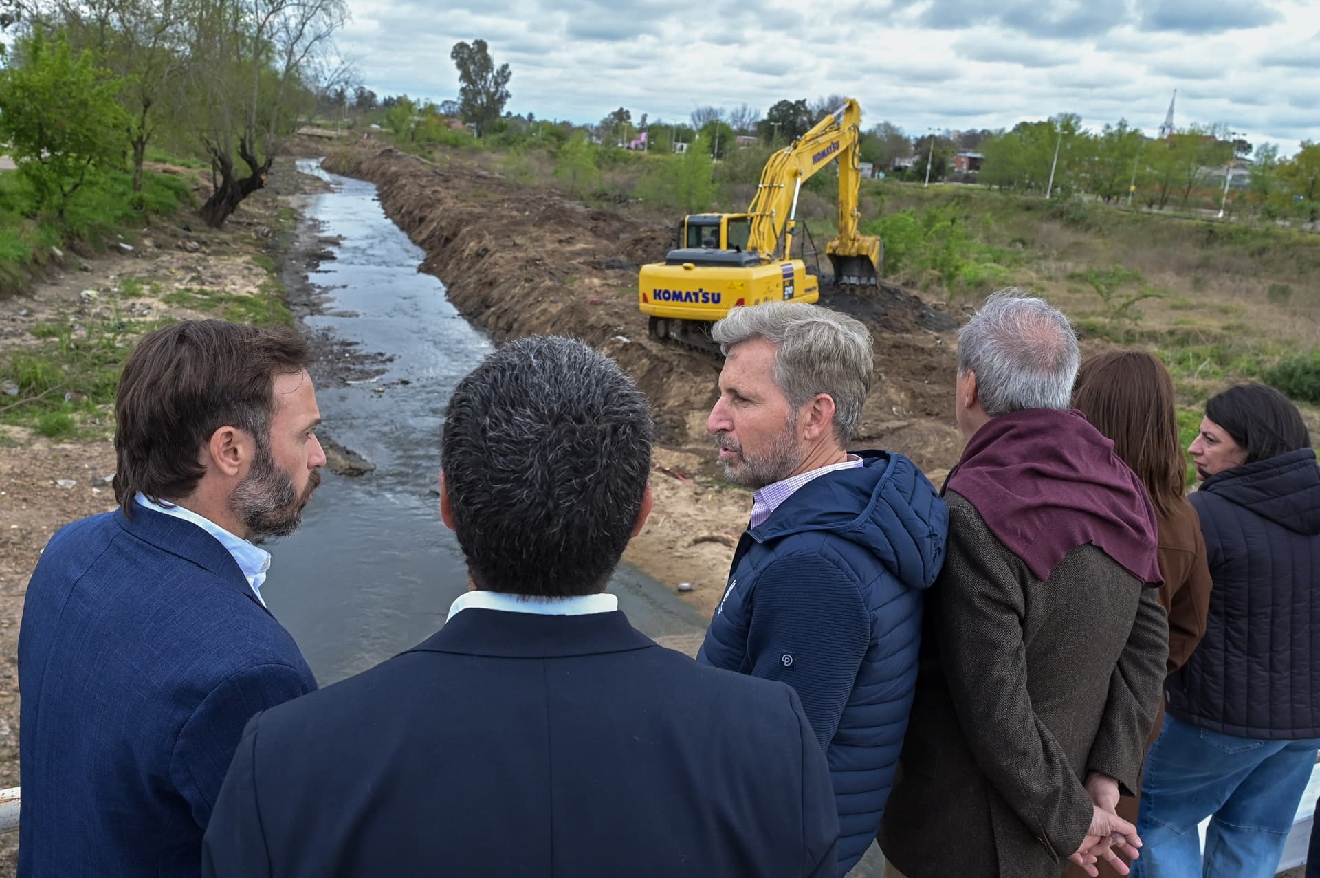 El gobernador supervisó las obras de limpieza y saneamiento del arroyo Manzores - imagen del Gobierno de Entre Rios