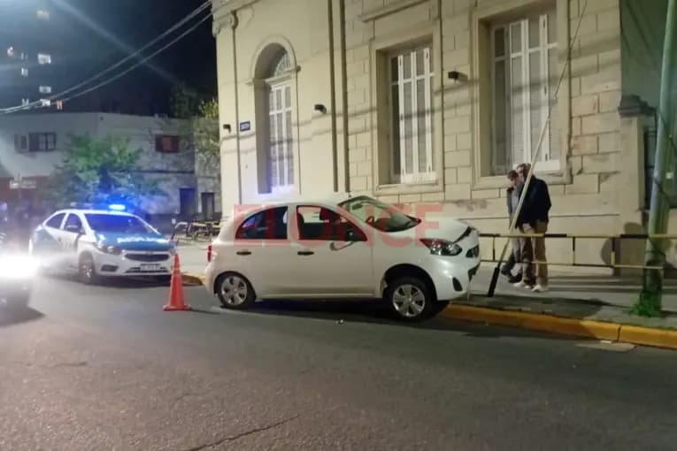 Un auto chocó contra la baranda de seguridad de la escuela Bavio en Paraná - imagen de origen
