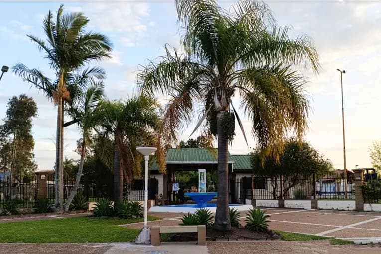 Dos adolescentes intentaron robar pertenencias de una turista en un parque termal entrerriano - imagen de origen