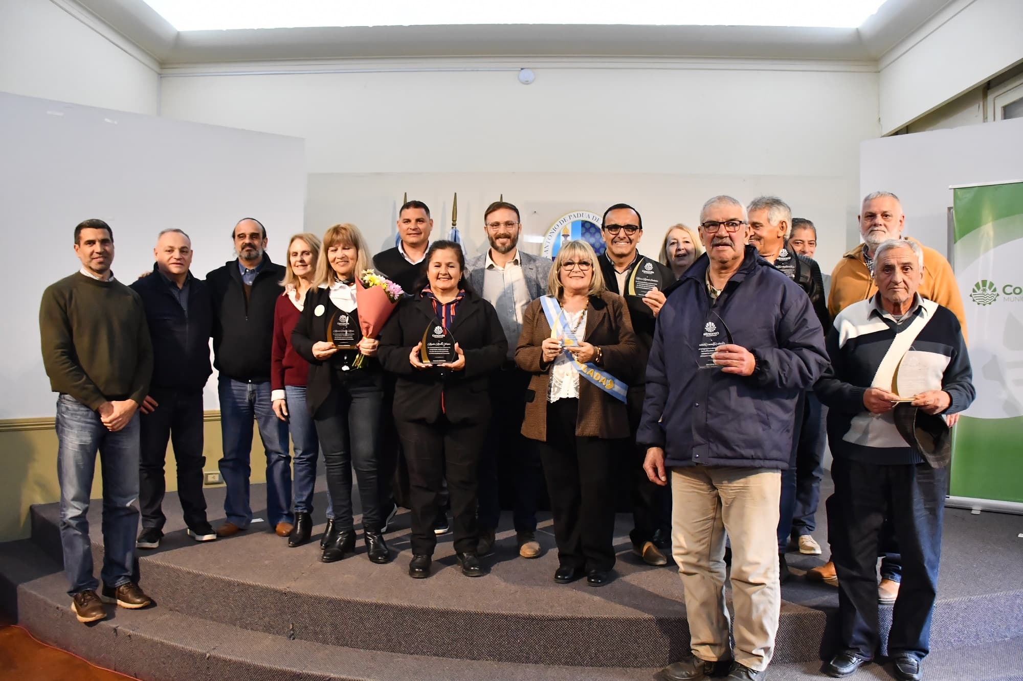 Homenaje y reconocimiento a trabajadores municipales que accedieron a la jubilación - Cadena Entrerriana 96.5MHz LRS 798 - imagen de origen