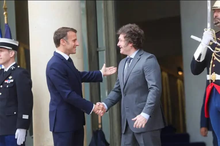 Milei inicia su visita a París: lo acompañan más de 10 gobernadores - imagen de origen