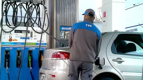 YPF confirmó que aumentará la nafta y el gasoil un 1% desde este sábado - imagen de origen