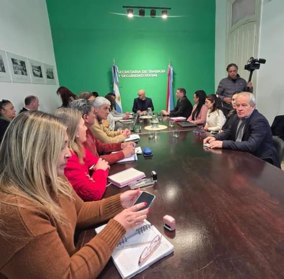Paritaria docente: Los gremios expresaron que la oferta es insuficiente, pero darán la respuesta final el lunes - imagen de origen