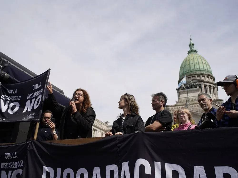 Advierten por cambios en pensiones y prestaciones para personas con discapacidad - imagen de origen