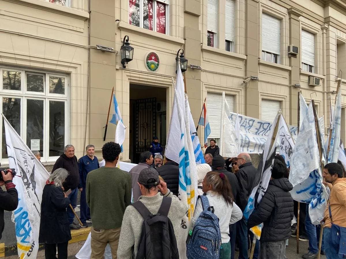 Tres manifestantes fueron trasladados a la Jefatura durante la marcha de jubilados - imagen de origen