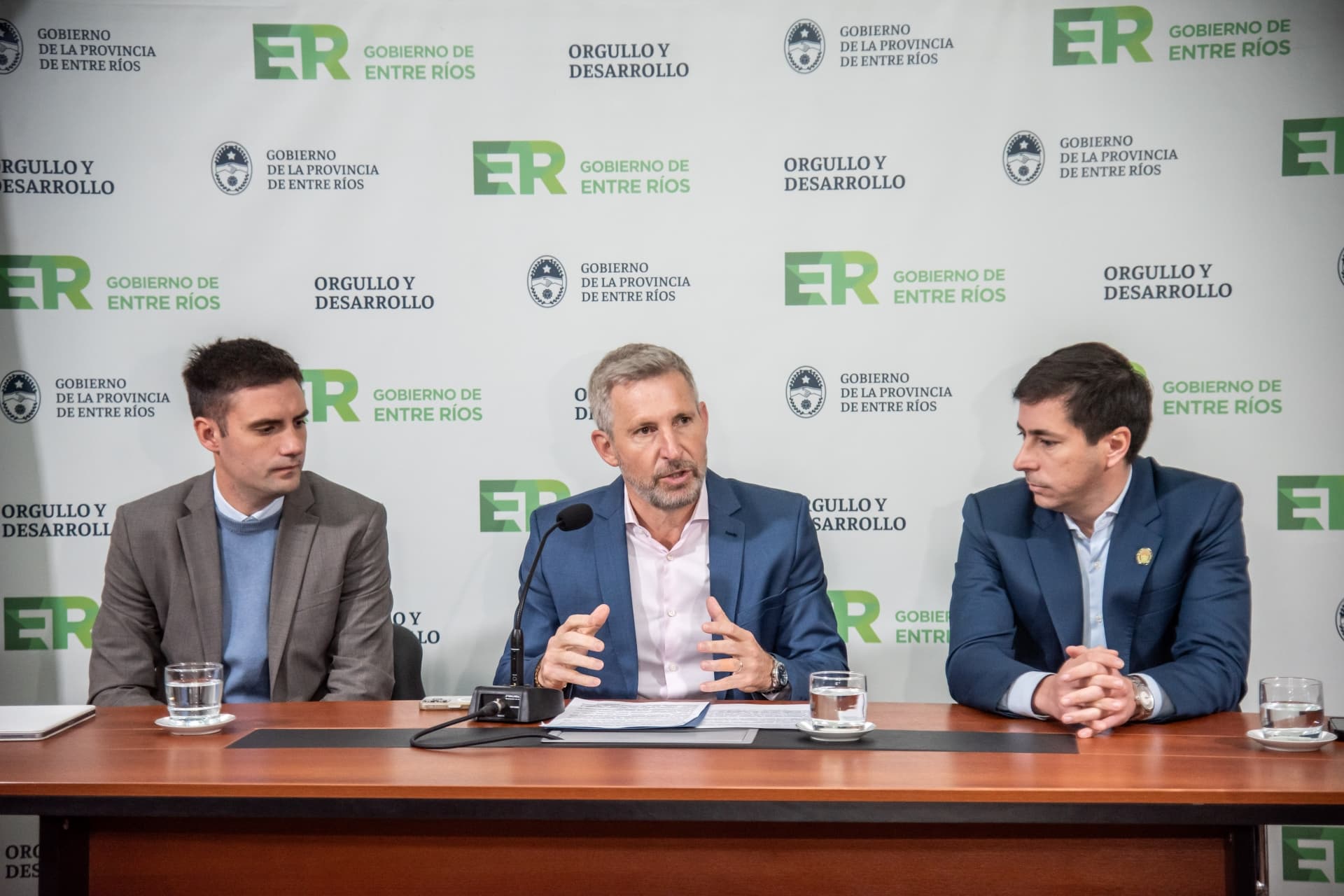 Frigerio anunció un programa para cuidar el salario y la capacidad económica de empleados públicos y jubilados - imagen del Gobierno de Entre Rios