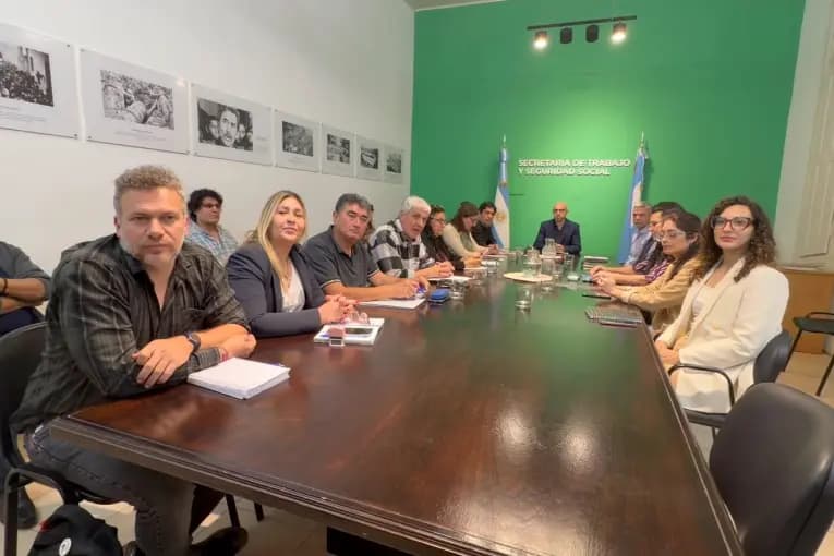 Paritarias: gremios docentes rechazaron la oferta y la Provincia pagará por decreto el aumento - imagen de origen