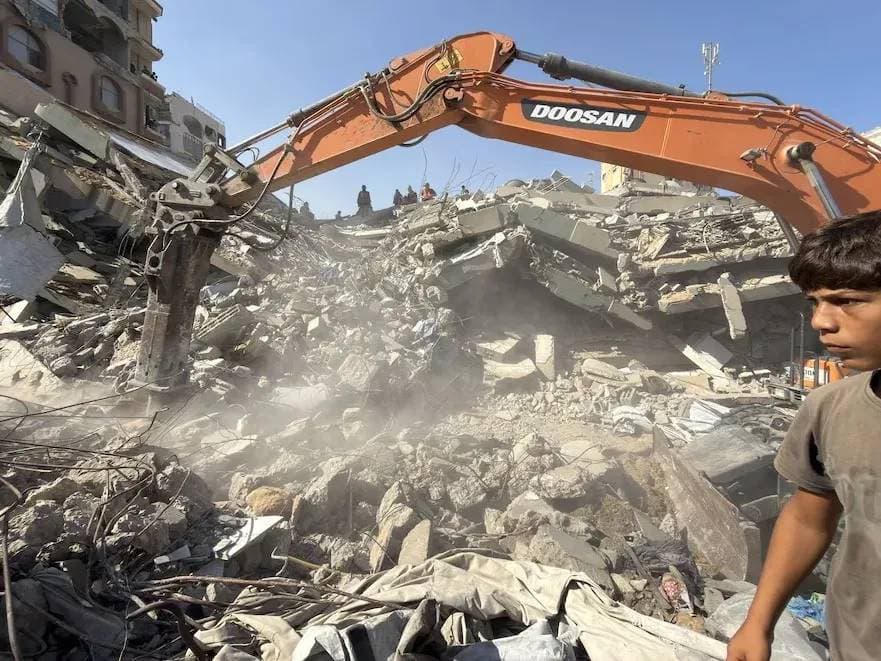 El derrumbe de un edificio de apartamentos en Gaza dejó al menos 20 muertos y decenas de desaparecidos - imagen de origen