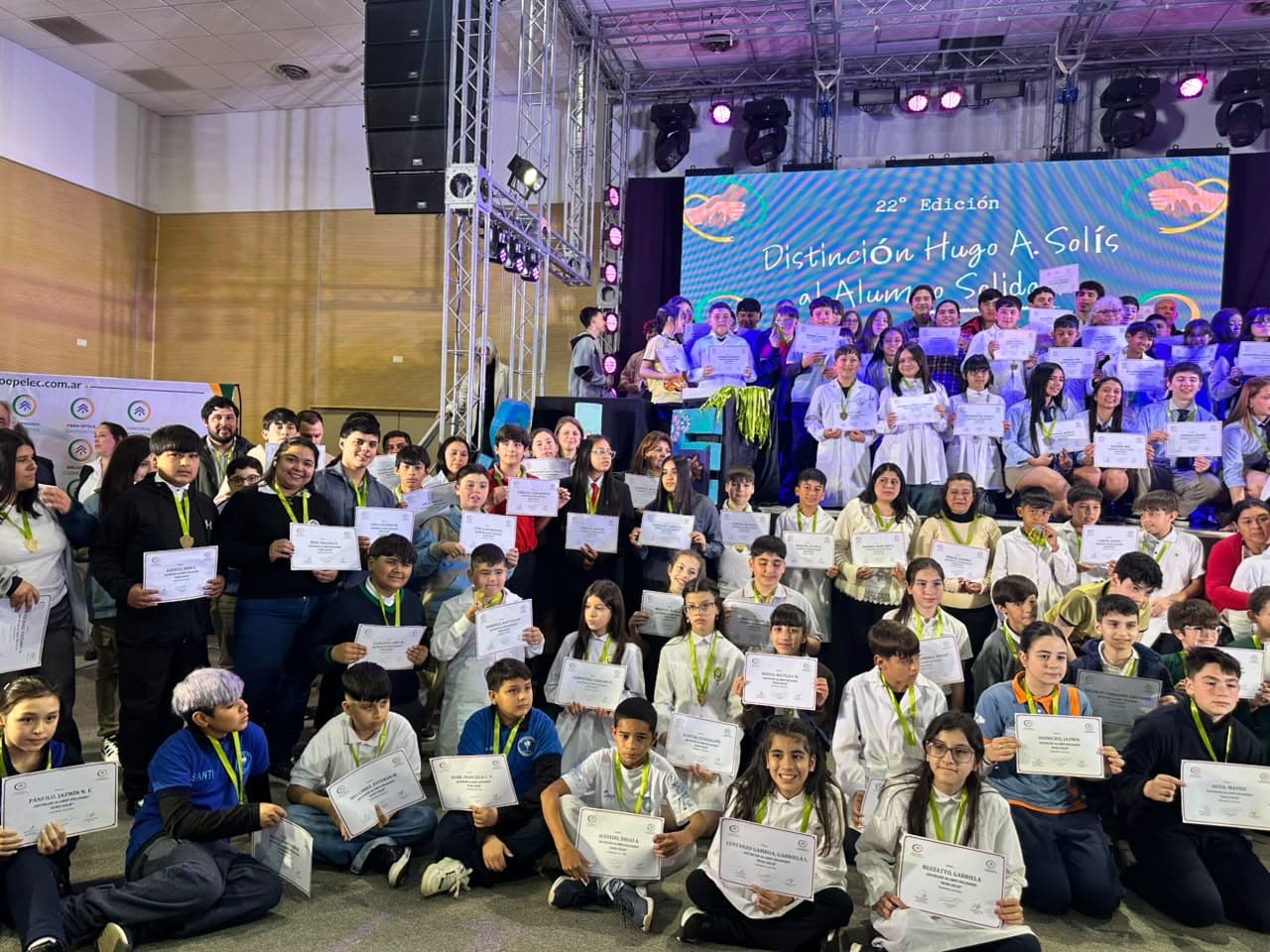 Se llevó a cabo la entrega de la distinción al alumno Solidario - Cadena Entrerriana 96.5MHz LRS 798 - imagen de origen