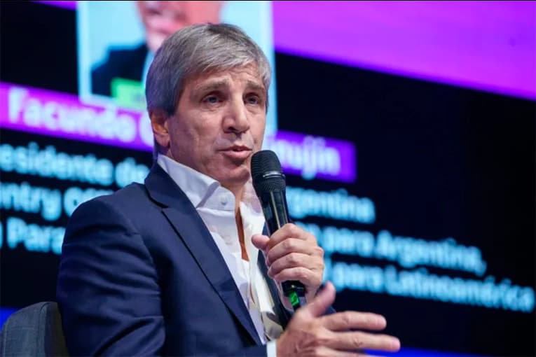 Caputo atribuyó la caída de la actividad económica al clima, el gas y el Mundial - imagen de origen